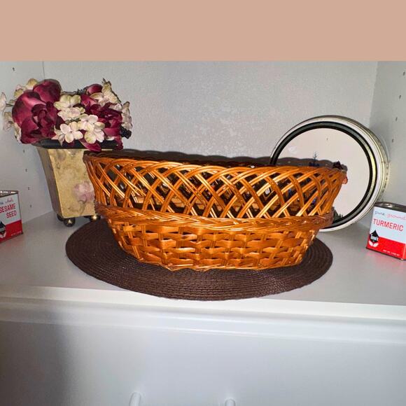 Vintage Handwoven Oval Wicker Basket – Rustic Farmhouse Bread Fruit Bowl Decor - Picture 4 of 9